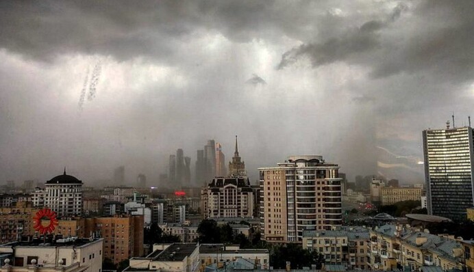 В Москву пришла кара небесная: ураган сносит крыши и выкорчевывает деревья. Видео