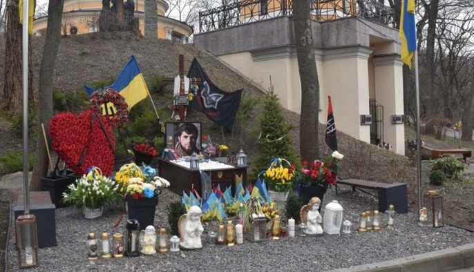 Вандалы разбили могилы украинских Героев "Да Винчи", "Джуса" и Петриченко. Фото и видео