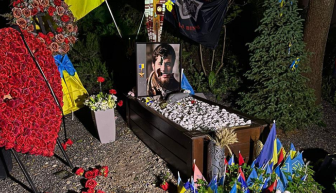 Камеры наблюдения зафиксировали вандалку, которая разгромила могилы "Да Винчи", "Джуса" и Петриченко. Фото