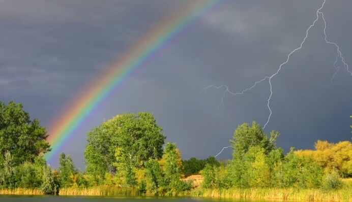 До України йдуть нові зливи та 33-градусна спека