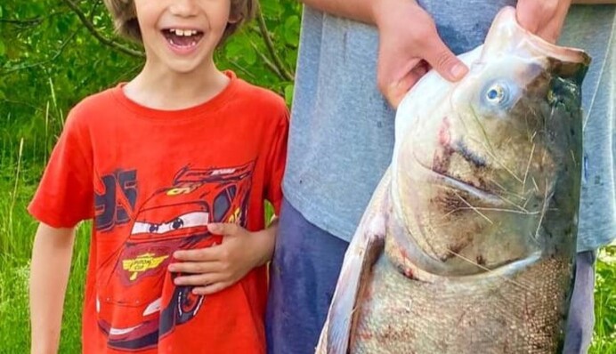 Рибалка похвалився вражаючим фото 18-кілограмового товстолоба, спійманого на Рівненщині