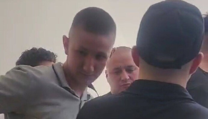 В сети нашли полицейского который помогал охране Тищенко избивать военного