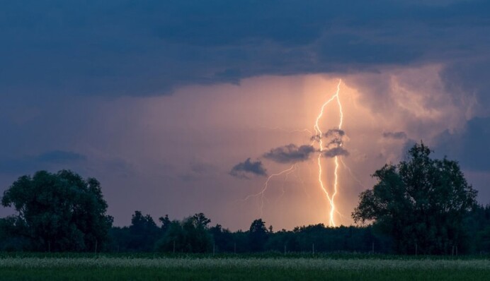 На Прикарпатье бушевал ураган с пылью, люди сидят без света