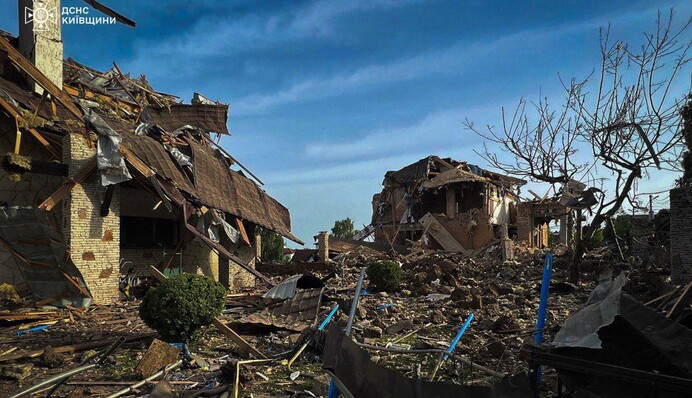 Рятувальники показали фото наслідків російських ударів під Києвом