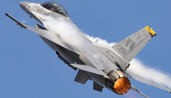 У Повітряних силах ЗСУ відповіли, чи задіяли F-16 при ударі по пункту управління полку в Росії