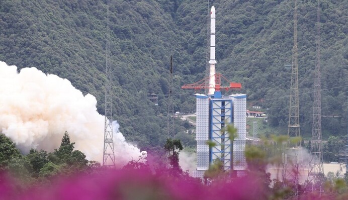 Телескоп в космос, а залишки ракети на село: в Китаї падіння уламків ракетоносія ледь не знищило поселення