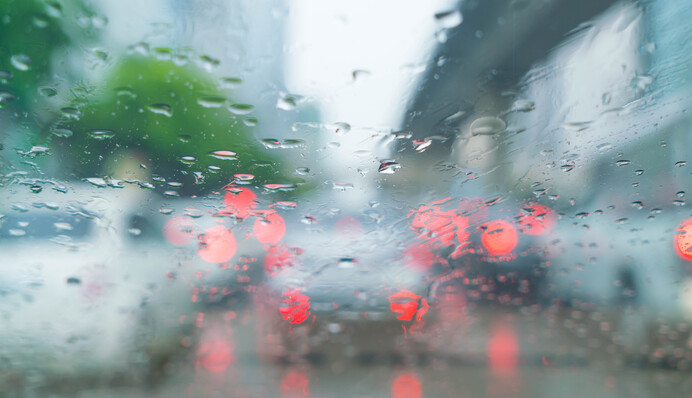 Біда не приходить одна: Київ затоплює злива та прорвало трубопровід