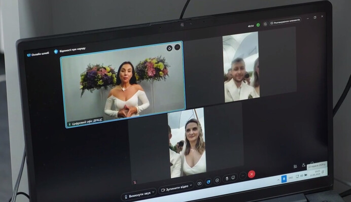 Три пары поженились онлайн через 
