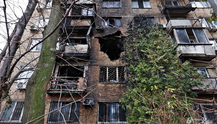 У Києві триває відновлення багатоповерхівки, куди влучила ворожа ракета
