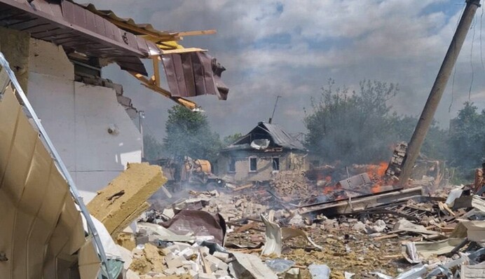 Враг ударил по жилой застройке Харькова