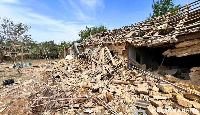 Росіяни вдарили по житловому кварталу Херсона: поранено літнього чоловіка