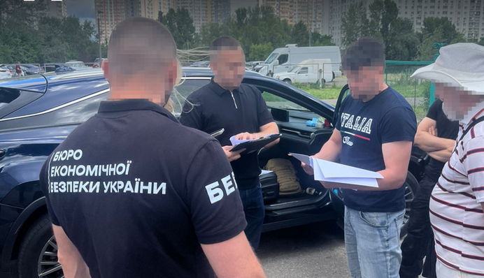 БЕБ викрило схему ухилення від податків за участі відомої служби таксі