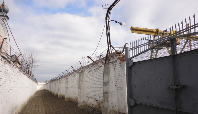 ДБР сообщило о подозрении работнику исправительной колонии за пытки заключенных