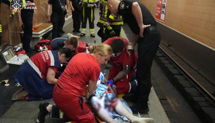 Человека, который упал под поезд в метро Киева, удалось спасти