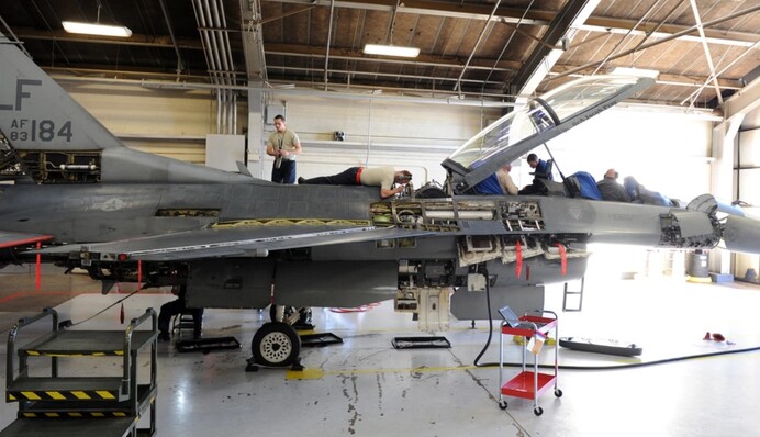 Дания подготовила первых 50 специалистов для обслуживания истребителей F-16 в Украине