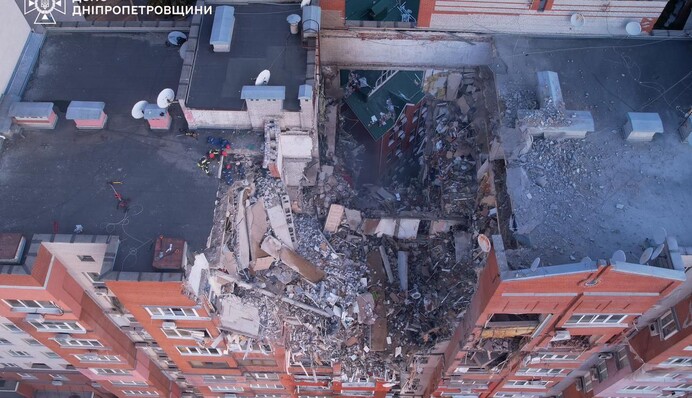 Після російського удару по Дніпру тривають пошуково-рятувальні роботи