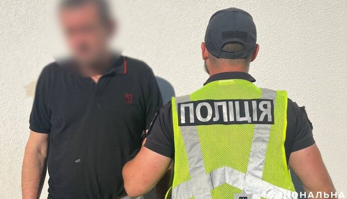 На Троєщині в Києві вночі підірвали гранату та пошкодили 11 авто