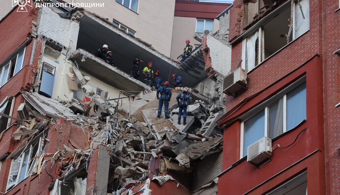 З’явилось відео моменту удару ракети по багатоповерхівці у Дніпрі