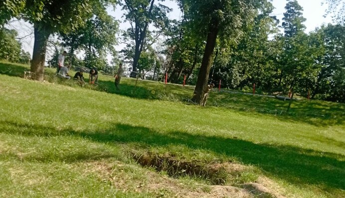 В Мариинском парке убрали колючую проволоку и ограждение в направлении Рады