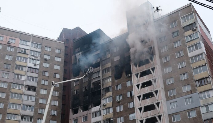 У Києві уламки ракети впали на багатоповерхівку, спалахнула пожежа