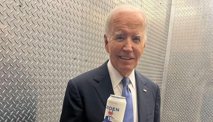 Байден подколол Трампа по поводу отношения к Путину