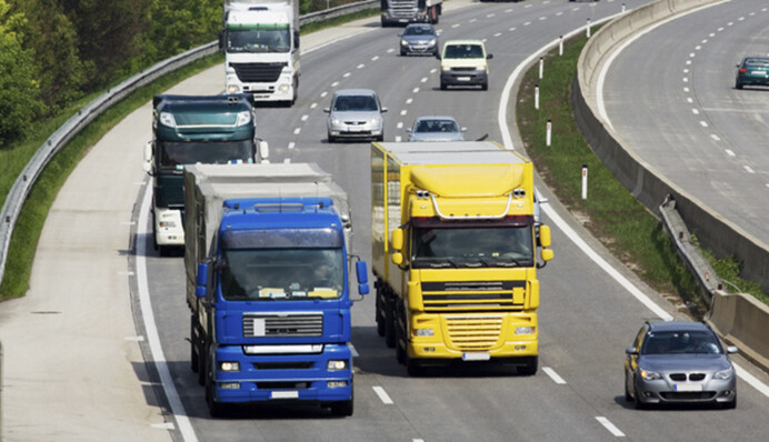 У Києві через спеку запровадили обмеження руху вантажівок