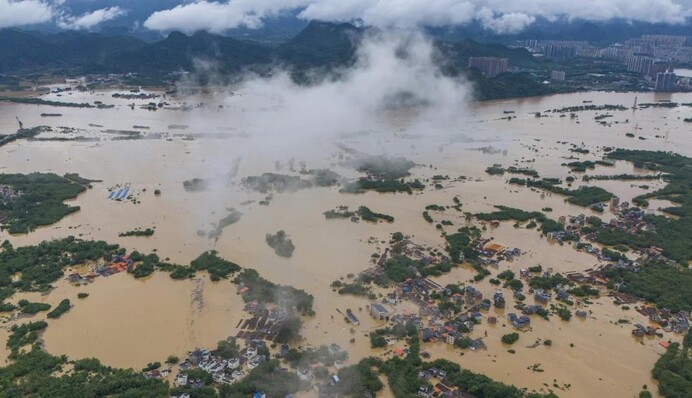 У Китаї внаслідок повені сотням тисяч людей довелось евакуюватися