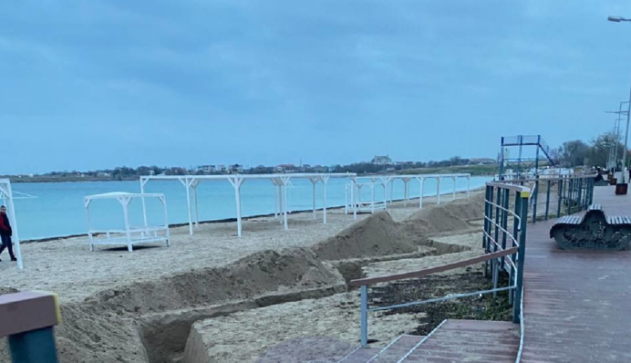 РФ заповнює кримські пляжі держслужбовцями через безкоштовні поїздки