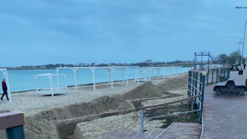 РФ заповнює кримські пляжі держслужбовцями через безкоштовні поїздки