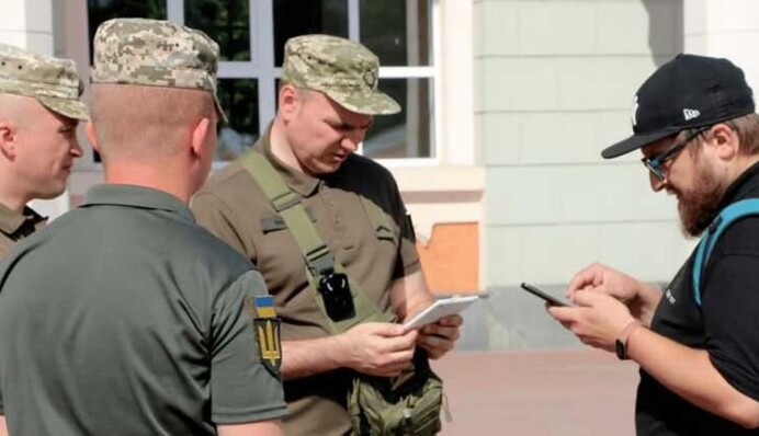 Утверждена форма удостоверения ТЦК, которую должны показывать при вручении повестки