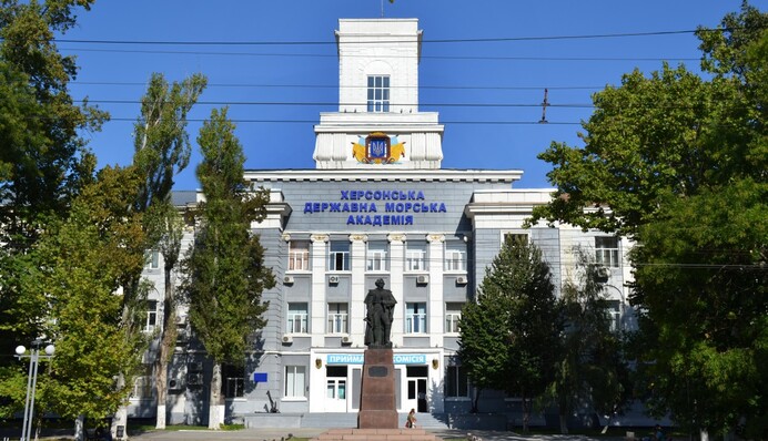 Россияне разрушили здание морской академии в Херсоне