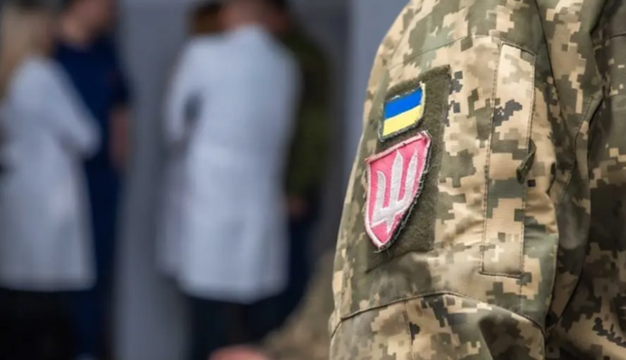 Мужчина порезал себе руки в ТЦК на Закарпатье