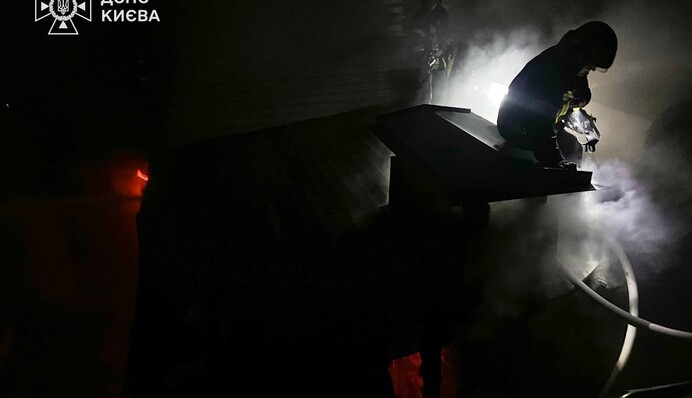 У Києві сталася велика пожежа в багатоповерхівці