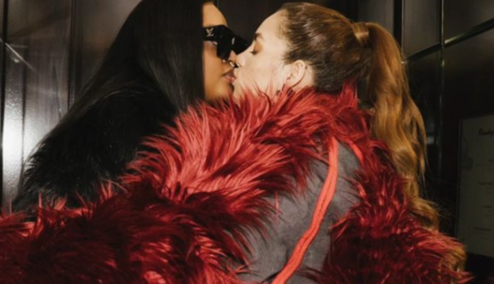 В Камеруне скандал из-за интимного фото дочери президента с девушкой