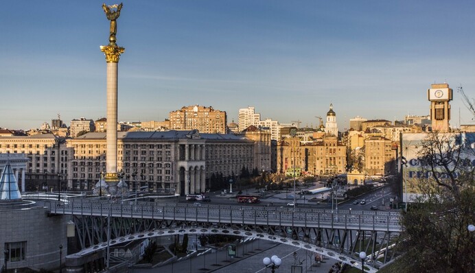 В Киеве девушка устроила танцы под русский рэп возле мемориала Небесной Сотни