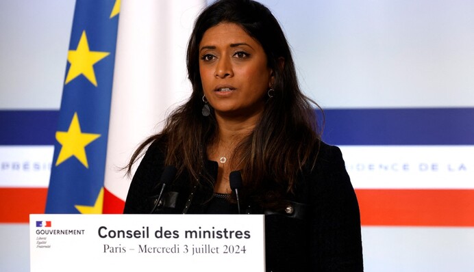 На прессекретарку уряду Франції здійснили напад