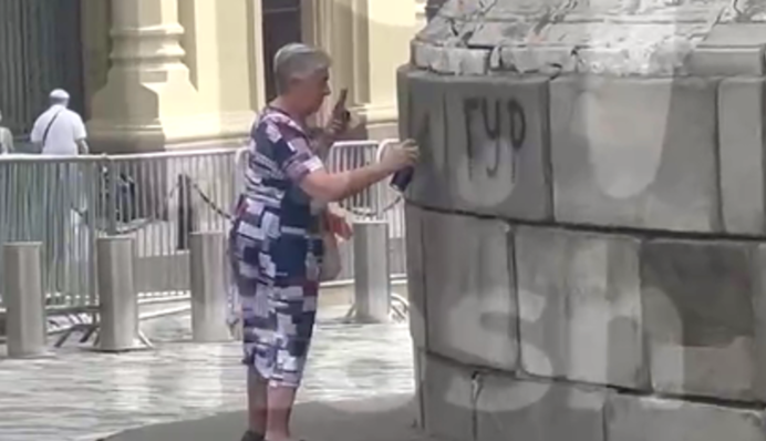 Авторка напису "ГУР" у Москві потрапила на відео