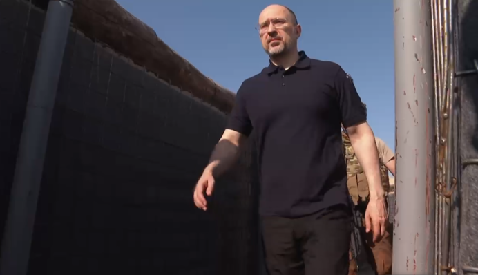 Шмигаль пройшовся по окопах на Донеччині