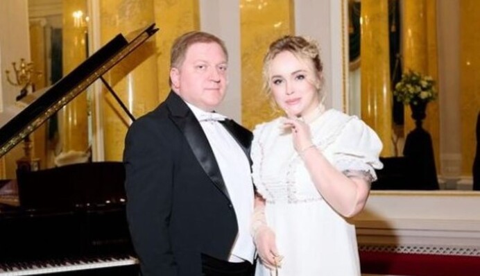 Екснардеп-втікач з’явився на публіці у Білорусі — ледь вліз у фрак