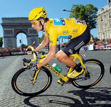 Велогонщика на "Тур де Франс" оштрафовали за поцелуй с женой