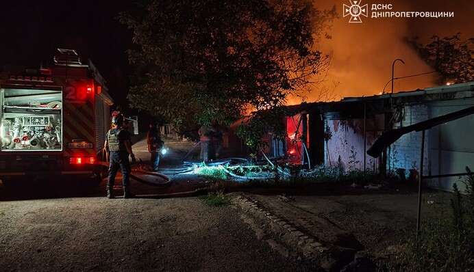 Під російський обстріл у Нікополі потрапили рятувальники