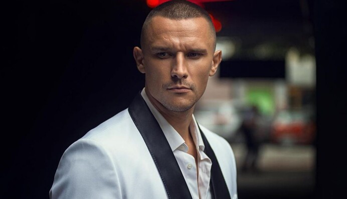 Тарас Цымбалюк отреагировал на скандал с поцелуем двух актрис — надел провокационную футболку