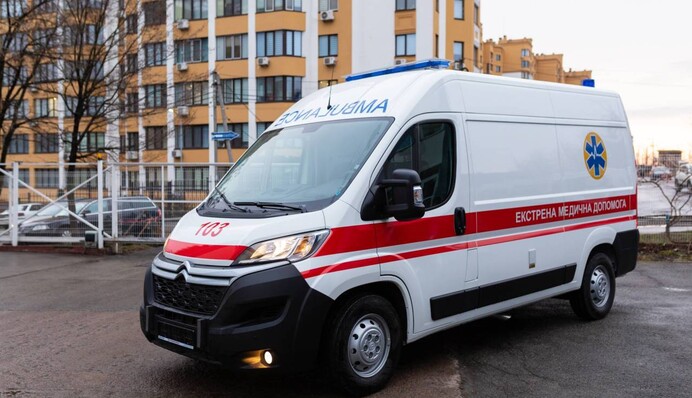 У Києві серія вибухів: названо райони падіння уламків ракет