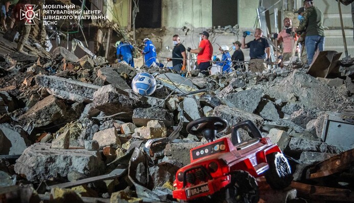 Під завалами в Києві знайшли тіло дитини