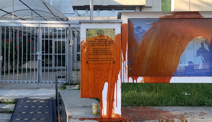У Чехії посольство РФ облили кров'ю