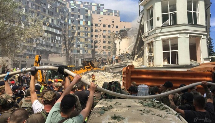 Появилось видео момента одновременного удара нескольких ракет по Киеву