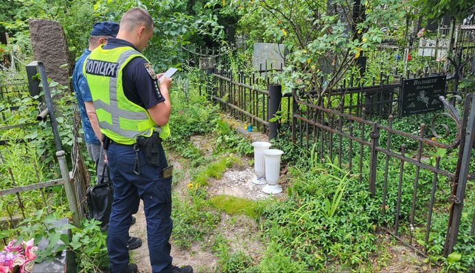 Вандалы разрушили памятник Михновскому в Киеве