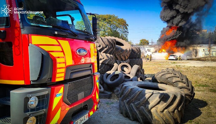 У Миколаєві спалахнув бензовоз: пожежа перекинулась на інші будівлі
