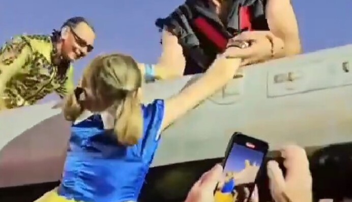 Дитину в кольорах прапора України підхопив Rammstein? Що це насправді за відео