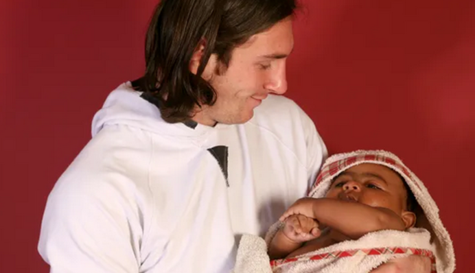 Сделанное в 2007 году фото Месси с малышом стало знаковым – тот малыш стал лучшим футболистом